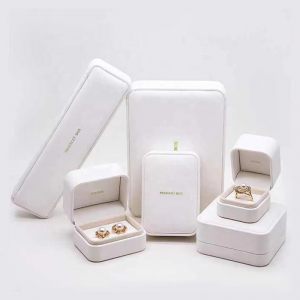 Tilpasset læder luksus armbånd halskæde øreringe ringboks emballage smykkeskrin